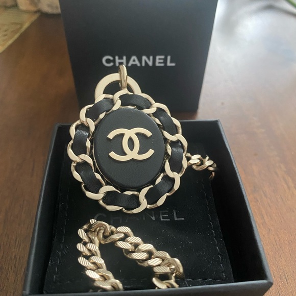 Chanel
Leather CC Toggle Pendant Necklace - Picture 4 of 5